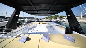 Bon Bon 52 — upper-deck loungers