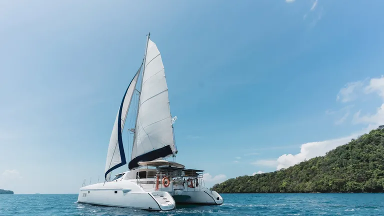 Fountaine Pajot 40 Coco — под парусом