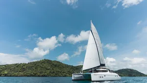 Fountaine Pajot 40 Coco — под парусами, вид сбоку