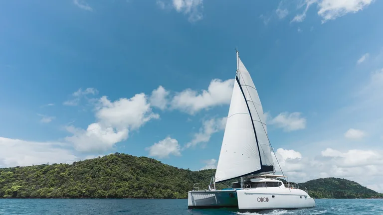 Fountaine Pajot 40 Coco — под парусами, вид сбоку