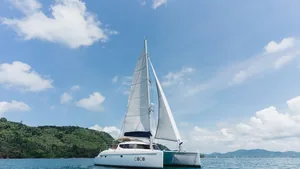Fountaine Pajot 40 Coco — у острова