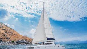 Fountaine Pajot 42 Tahaa — под парусами у скал Fountaine Pajot 42 Tahaa — под парусами у скал