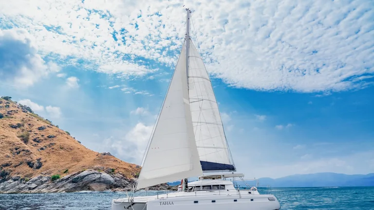 Fountaine Pajot 42 Tahaa — под парусами у скал Fountaine Pajot 42 Tahaa — под парусами у скал