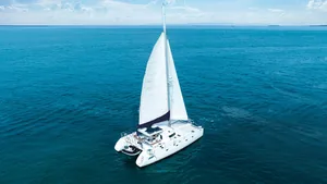 Fountaine Pajot 42 Tahaa — вид с воздуха в море Fountaine Pajot 42 Tahaa — вид с воздуха в море
