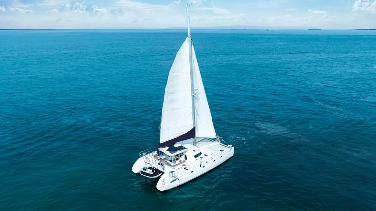 Fountaine Pajot 42 Tahaa — вид с воздуха в море Fountaine Pajot 42 Tahaa — вид с воздуха в море