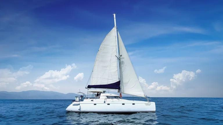 Fountaine Pajot 42 Tahaa — под парусами, вид сбоку Fountaine Pajot 42 Tahaa — под парусами, вид сбоку