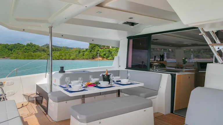 Fountaine Pajot Astrea 42 — cockpit