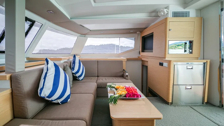 Fountaine Pajot Astrea 42 — saloon