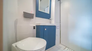 Fountaine Pajot Astrea 42 — bathroom
