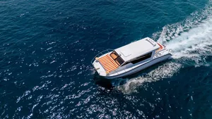 Gin 37 — under way