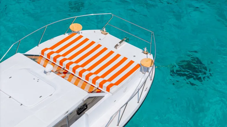 Gin 37 — deck from above