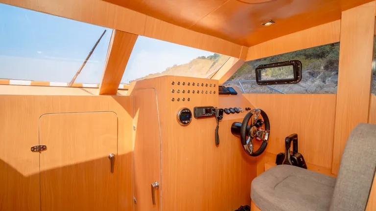 Gin 37 — helm station