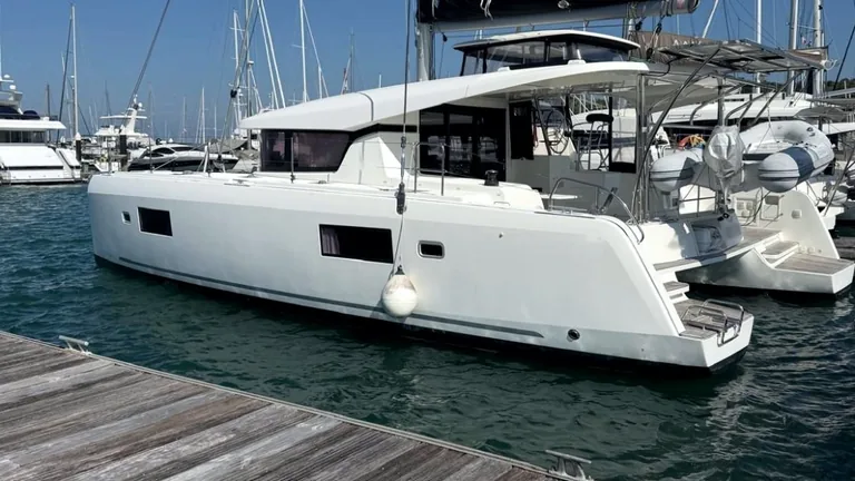 Lagoon 42 — hull Lagoon 42 — hull