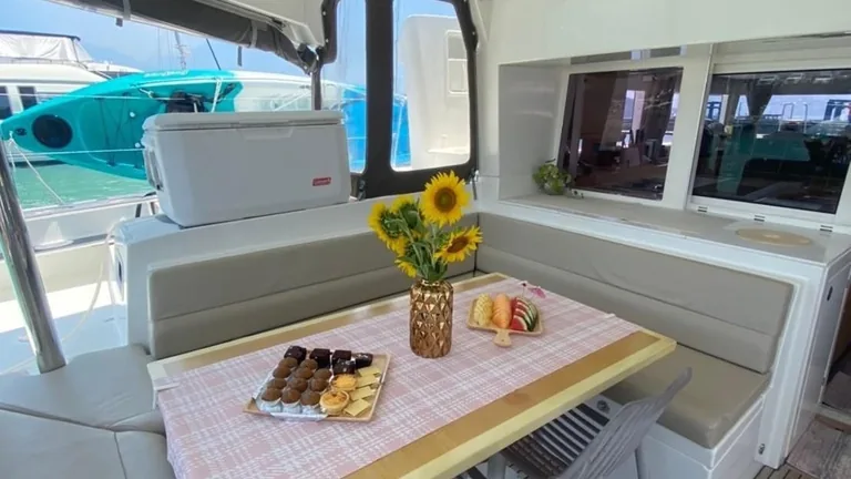 Lagoon 450 St Anna — cockpit table