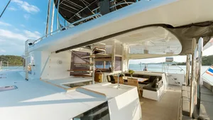 Lagoon 56 OO7 — кормовая палуба