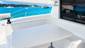 Leopard 48 Summer V — кокпит