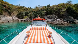 Sea Ray Sundancer 46 Vodka — bow lounge