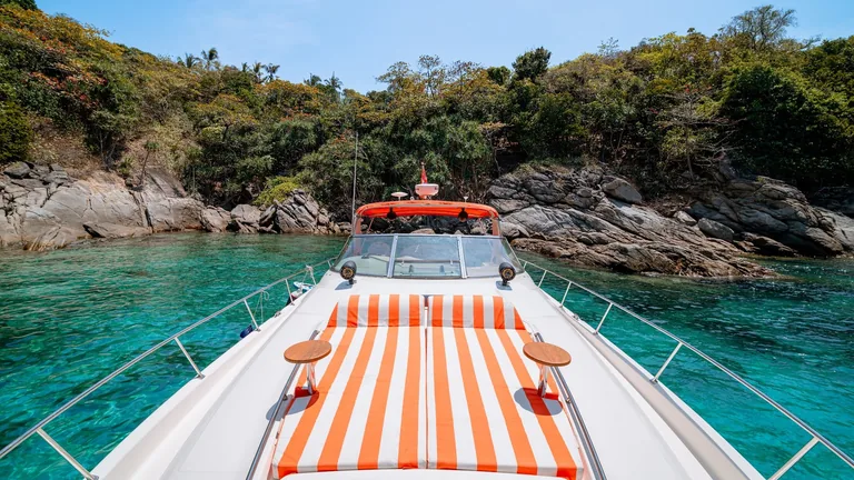 Sea Ray Sundancer 46 Vodka — bow lounge