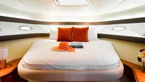 Sea Ray Sundancer 46 Vodka — cabin
