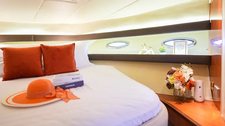 Sea Ray Sundancer 46 Vodka — double cabin