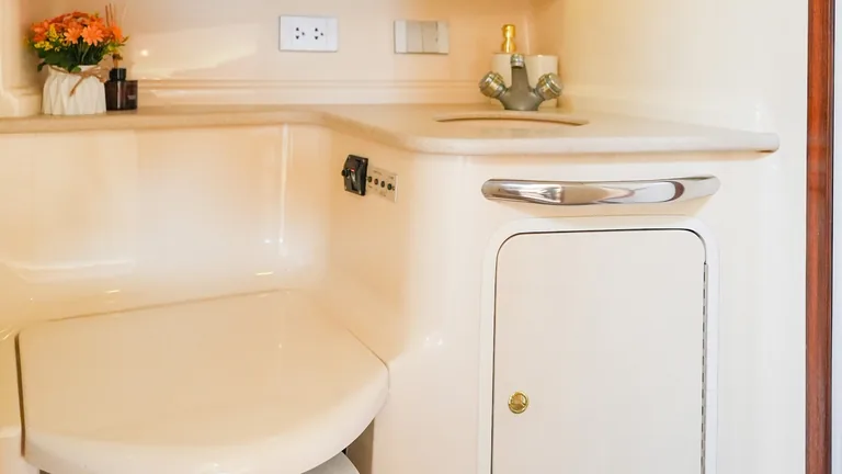 Sea Ray Sundancer 46 Vodka — bathroom