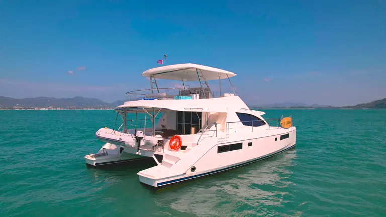 Leopard 51 Se La Vie — side profile at anchor Leopard 51 Se La Vie — side profile at anchor