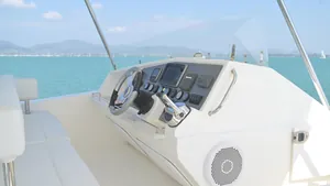 Leopard 51 Se La Vie — helm station Leopard 51 Se La Vie — helm station