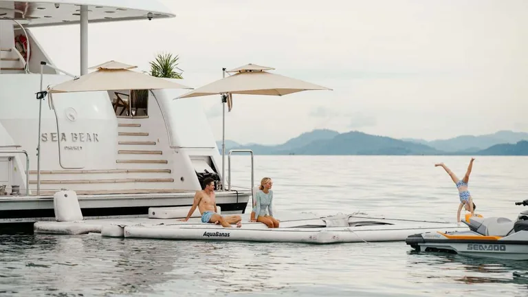 Westport 130 Sea Bear — плавучий бассейн Westport 130 Sea Bear — плавучий бассейн