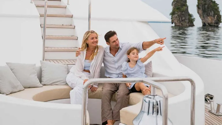 Westport 130 Sea Bear — гости на борту Westport 130 Sea Bear — гости на борту