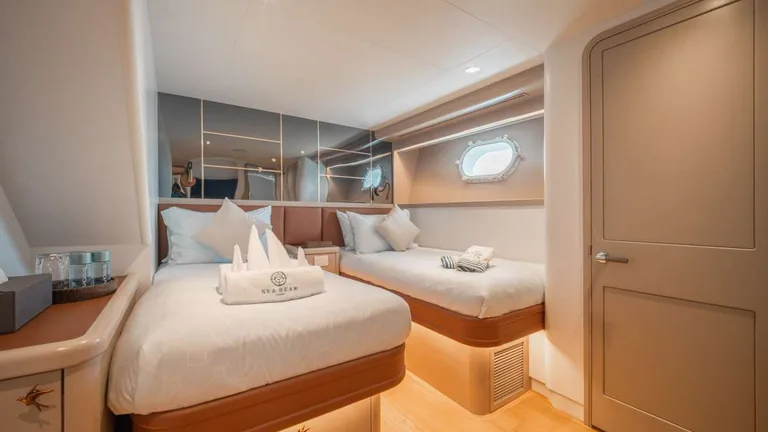 Westport 130 Sea Bear — каюта с двумя кроватями Westport 130 Sea Bear — каюта с двумя кроватями